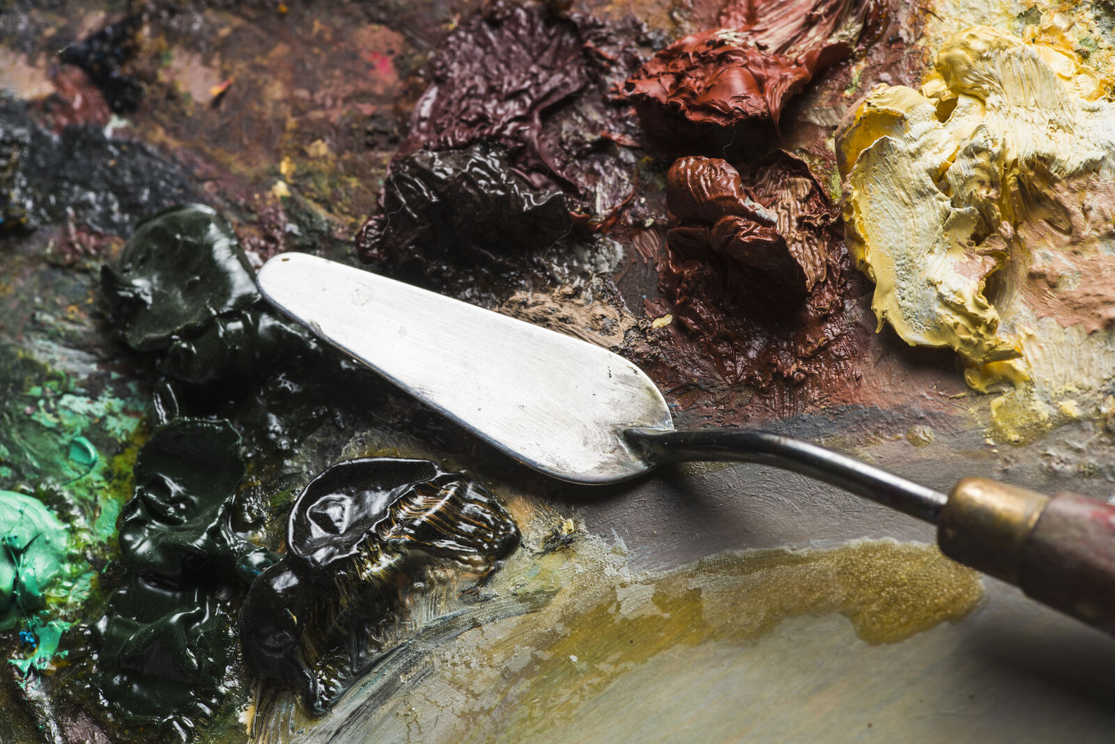 Palette knife mixing thick, textured paint